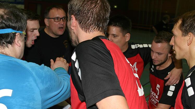 Ein verschworener Haufen sind die Bezirksliga-Handballer des TV Ebern, die ungeschlagen sind und dies im Heimspiel gegen Rodach/Großwalbur II auch bleiben wollen. Hier beim obligatorischen Kreis vor dem Anpfiff, Dritter von links Trainer Matthias Batzner.