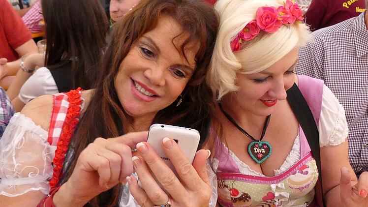 Treffpunkt Stadel: Georgia Lauterbach und Diana Laaber-Canola genießen das Bierfest.  Foto: Dieter Hübner