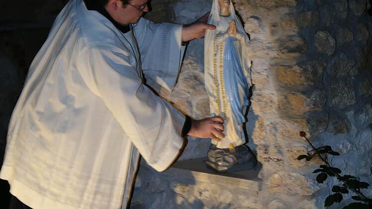Christian Wohlfahrt stellt die Madonna in die Grotte. Foto: Franz Galster