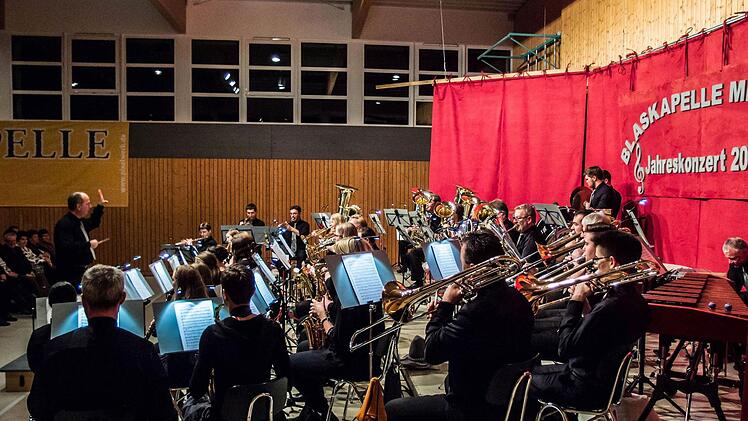 Begeisterten Beifall verdiente sich die Blaskapelle Meeder bei ihrem Jahreskonzert in der ausverkauften Schulturnhalle. Foto: Jochen Berger