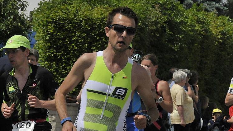 Der Lichtenfelser Bürgermeister Andreas Hügerich auf dem Weg in die Wechselzone. Foto: Karl Heinz Weber