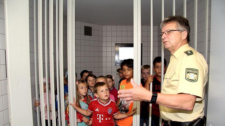 Ferienkinder bei der Herzogenauracher Polizei  Foto: Richard Sänger
