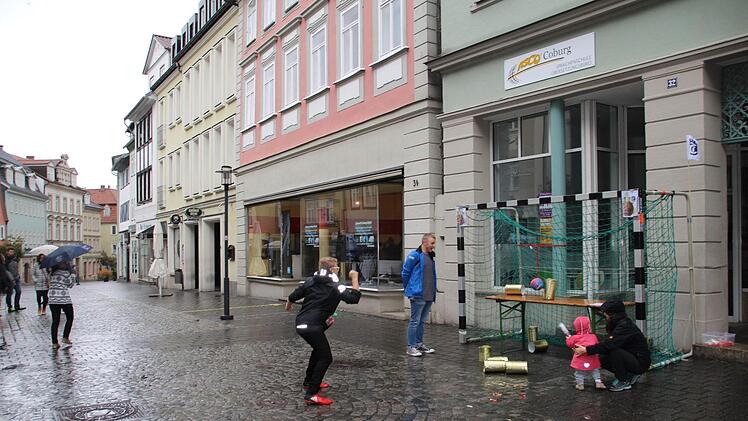 Der Regen hielt die Menschen nicht ab: Mit Schirm, Charme und Taschen ausstaffiert ging es quer durch die Stadt. Die Männer konnten über Autos fachsimpeln und die Kinder Eisenbahn fahren, Dosen werfen oder sich schminken lassen.Christiane Lehmann