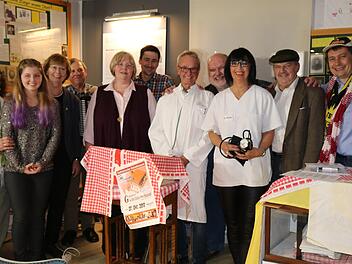Elf Leute sorgten beim 10. Awo-Kulturtreff im Heimatmuseum an zwei Abenden  für gute Laune (von links): Helga Weiske, Antonia Schmidt, Hilde Madl, Rainer Eichner, Marianne Nowack, Hans-Jürgen Schuller, Günther Ott, Heinz Nowack, Herma und Knud Espig sowie Roland Wolfrum. Foto: Klaus Klaschka