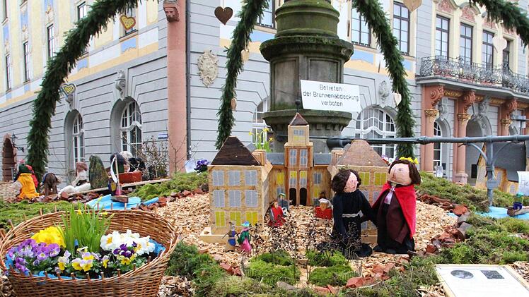 Queen Victoria und Prinz Albert vor der Ehrenburg: Dieses Motiv haben sich die Kinder der Mauritius-Schule Ahorn f&uuml;r den Spenglersbrunnen am Marktplatz ausgedacht. Foto: Julian &Uuml;belhack