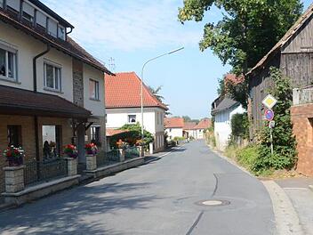 Diese Engstelle an der KC 5 in Hummendorf ist für Lastwagen gesperrt, außerdem ist die Geschwindigkeit auf 30 Stundenkilometer beschränkt. Beides werde viel zu wenig beachtet, monierte Dieter Herlein aus Hummendorf in der Bürgerversammlung und warf der Polizei Untätigkeit vor. Foto: Karl-Heinz Hofmann