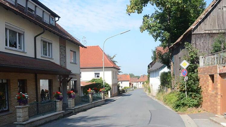 Diese Engstelle an der KC 5 in Hummendorf ist für Lastwagen gesperrt, außerdem ist die Geschwindigkeit auf 30 Stundenkilometer beschränkt. Beides werde viel zu wenig beachtet, monierte Dieter Herlein aus Hummendorf in der Bürgerversammlung und warf der Polizei Untätigkeit vor. Foto: Karl-Heinz Hofmann