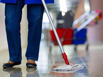 In Kulmbach waren im Dezember Fach- und Hilfskräfte in der Gebäudereinigung gesucht. Foto: Jens Büttner, dpa