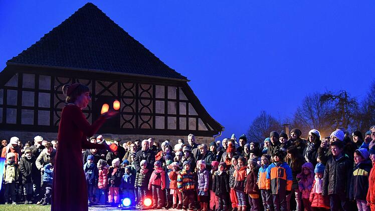 Janko Lehmann alias Harlekino bringt mit seiner Feuershow die Kinderaugen zum Leuchten.  Foto: Gabi Arnold