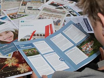 Gemeindebote, Amtsblatt, Ortsschelle, Stadtblatt oder Magazin "hier!": Die meisten Kommunen und der Landkreis haben eigene Mitteilungsblätter, die amtliche Bekanntmachungen, Termine und oft auch redaktionellen Text enthalten. Ralf Ruppert