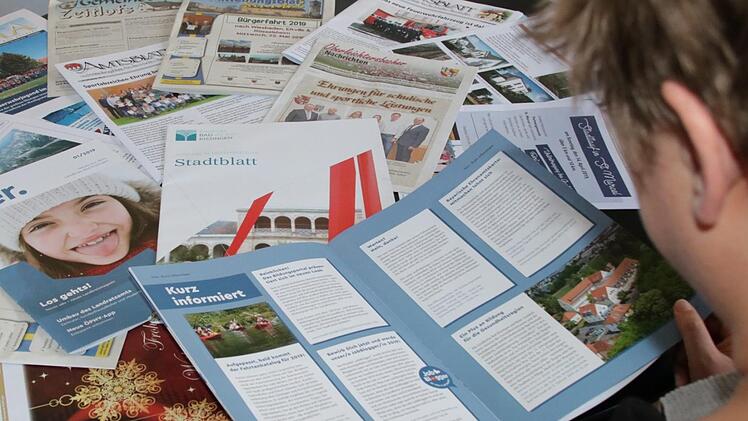 Gemeindebote, Amtsblatt, Ortsschelle, Stadtblatt oder Magazin "hier!": Die meisten Kommunen und der Landkreis haben eigene Mitteilungsblätter, die amtliche Bekanntmachungen, Termine und oft auch redaktionellen Text enthalten. Ralf Ruppert