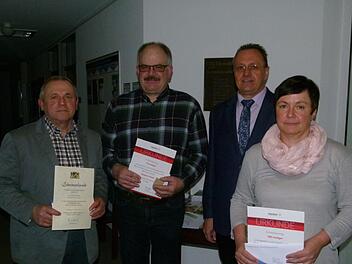 Ehrungen in Großheirath (von links): Siegfried Thamm für 40 Jahre Tätigkeit als Feldgeschworener, Stephan Raab für 75 freiwillige Blutspenden, Bürgermeister Udo Siegel und Andrea Schnös für 100 Blutspenden.Foto: Lothar Böhnel