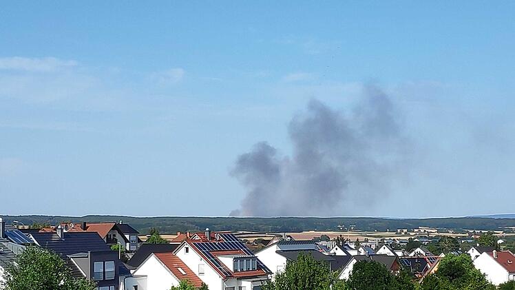 Auch in Burgebrach ist die Rauchwolke zu sehen. Foto: Lena Stich