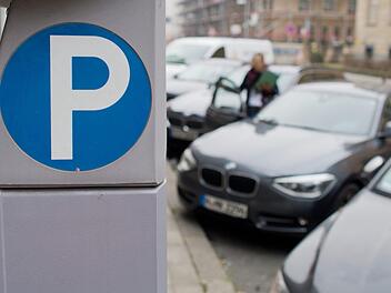 Ein Mann in Bad Neustadt hat einen unverhofften Geldregen zur Polizei gebracht. Ein Parkautomat hatte beim Versuch Geld einzuwerfen, Geld ausgepsuckt. 26,50 Euro Münzgeld brachte der ehrliche Finder zur Polizei. Symbolfoto: Julian Stratenschulte/dpa