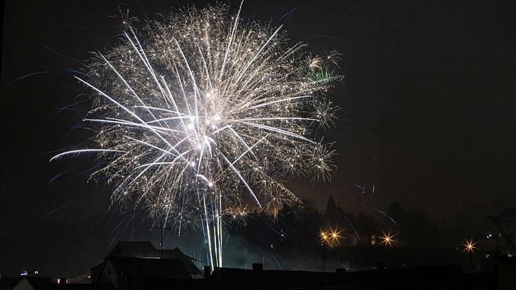 Ab Silvester 2019 wird in der Bayreuther Innenstadt kein Feuerwerk mehr zu sehen sein. Das entschied der Stadtrat Bayreuth. Symbolbild: Jochen Berger
