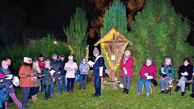 Am Wegkreuz fand zu nächtlicher Stunde eine ergreifende Bergmesse mit Diakon Wolfgang Fehn statt. Mit im Bild, rechts daneben, Kirchenpflegerin Elvira Ludwig.  Foto: Gerd Fleischmann