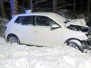 Ein Totalschaden entstand an dem Skoda, der neben der Kreisstra&szlig;e von Heinersberg in Richtung Nordhalben gegen einen Baum schlitterte.
