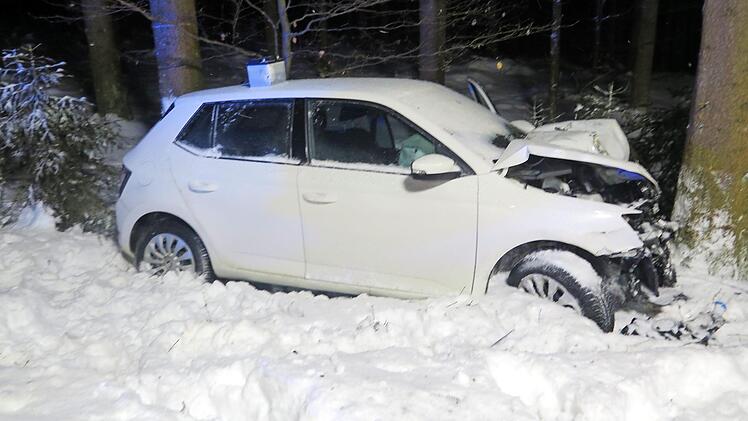 Ein Totalschaden entstand an dem Skoda, der neben der Kreisstra&szlig;e von Heinersberg in Richtung Nordhalben gegen einen Baum schlitterte.