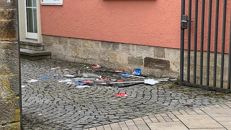 Geldautomat gesprengt: Feuerwehr muss Gebäude evakuieren
