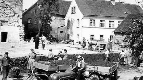 Das Foto aus dem Jahr 1957 zeigt das Schulgebäude (weißes Haus im Hintergrund) während des Baus der neuen Kirche. Foto:privat