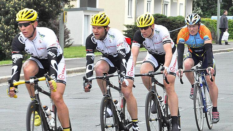 Ein taktisches gutes Rennen fuhren die Kulmbacher Triathleten Florian Deichsel (rechts) ...