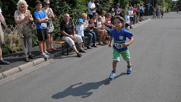 Tolle Stimmung am Streckenrand: Auch die Allerjüngsten wurden unaufhöhrlich angefeuert.
