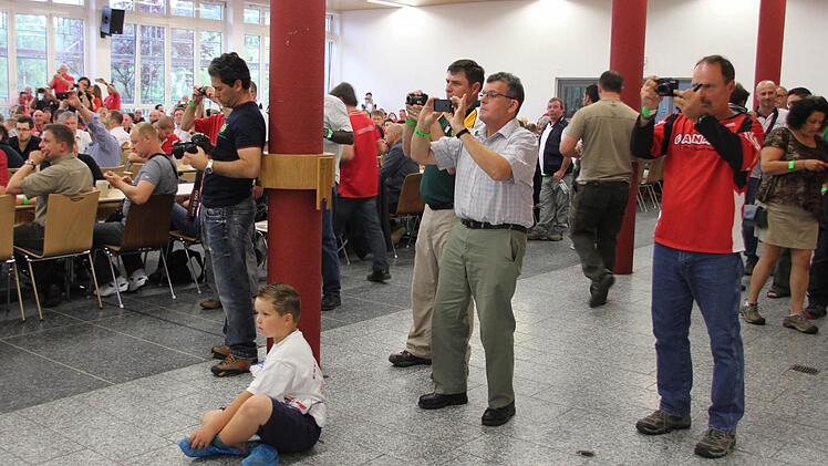 Alles und jeder wird fotografiert.