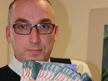 Andreas Sandwall hat auch den Abfuhrkalender 2014 zusammengestellt. Foto: Edgar Bartl