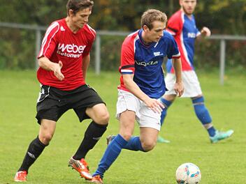 23 Treffer hat der Krumer Torjäger Thomas Durst (vorne rechts, im Duell mit dem Eltmanner Dennis Gorbatenko) in dieser Saison bereits erzielt.