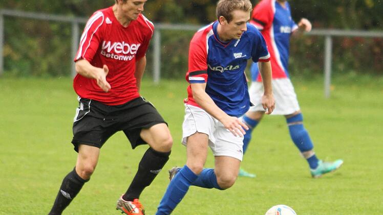 23 Treffer hat der Krumer Torjäger Thomas Durst (vorne rechts, im Duell mit dem Eltmanner Dennis Gorbatenko) in dieser Saison bereits erzielt.