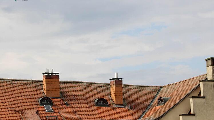 Der Hubschrauber, der am Dienstag nach einem vermissten 48-Jährigen gesucht hat, war von der Innenstadt aus gut zu beobachten.  Foto: Borst