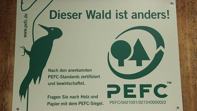 Das ist das PEFC-Prüfsiegel. Heinrich von Pölnitz hat sogar eine eigene Prüfnummer.