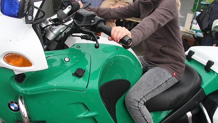 Mädels können das auch - findet Juliana Laukert (10). Aber eigenltich wollte Elias Laukert (3) aufs Motorrad - und Papa Alexander kann isch auch für das Polizeimotorrad begeistern. Foto: Sonja Adam