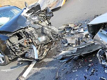 Der Audi (links) und der Opel des Unfallverursachers waren im Frontbereich vollkommen eingedrückt. Foto: Marco Meißner