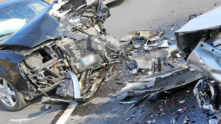 Der Audi (links) und der Opel des Unfallverursachers waren im Frontbereich vollkommen eingedrückt. Foto: Marco Meißner