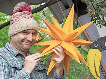 Helmut Vorndran mit Mütze und Stern - die weihnachtlichen Accessoires weisen kabarettistisch auf den Inhalt des Krimis hin. Foto: Matthias Einwag