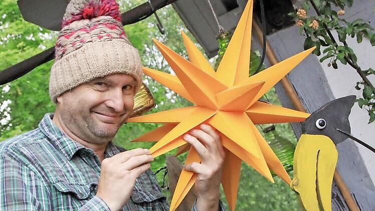 Helmut Vorndran mit Mütze und Stern - die weihnachtlichen Accessoires weisen kabarettistisch auf den Inhalt des Krimis hin. Foto: Matthias Einwag