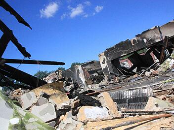 Die abgebrannte Karthalle am Freitag - überall verkohlte Balken, und mancherorts steigt noch Qualm aus den Trümmern. Foto: Matthias Einwag