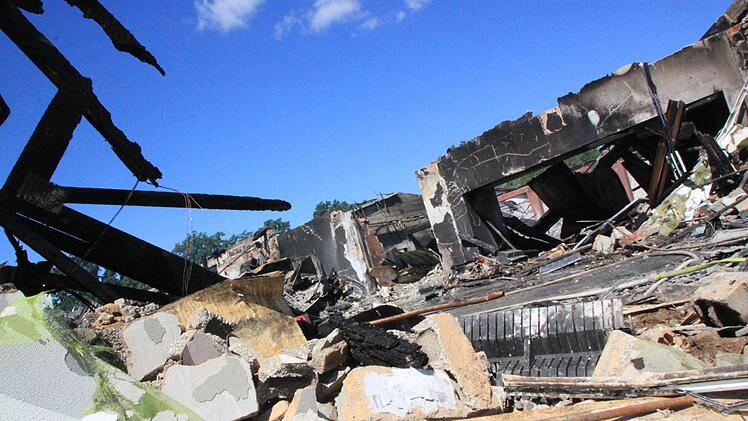 Die abgebrannte Karthalle am Freitag - überall verkohlte Balken, und mancherorts steigt noch Qualm aus den Trümmern. Foto: Matthias Einwag