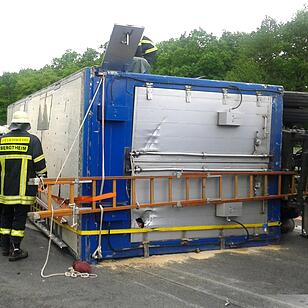 Toedlicher Lkw-Unfall auf der A7 - Schweinetransporter verunglueckt
