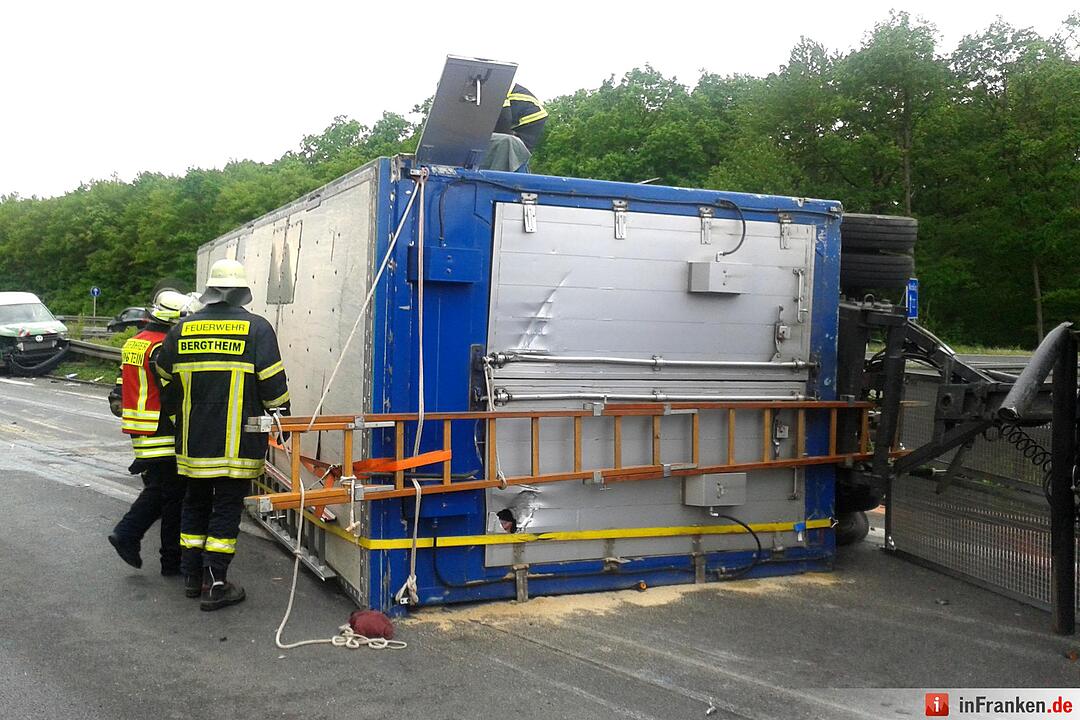 Toedlicher Lkw-Unfall auf der A7 - Schweinetransporter verunglueckt