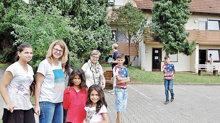Die Helferinnen Cornelia Herterich (links) und Maria Wahler mit Flüchtlingskindern vor der zentralen Gemeinschaftsunterkunft.