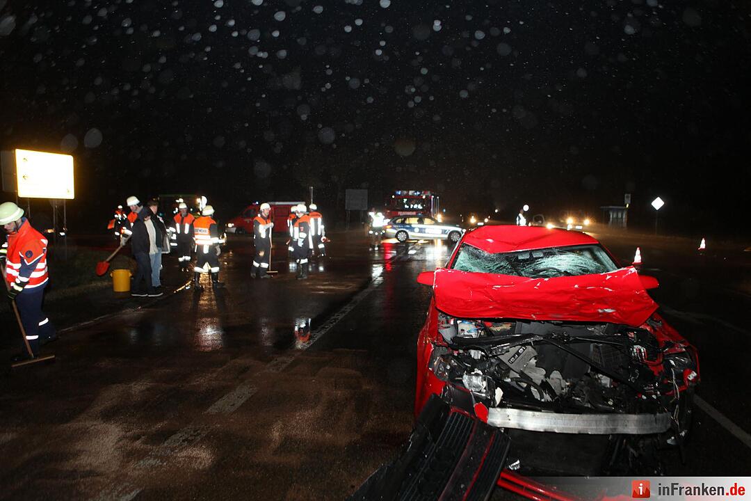 Auto erfasst Pferd und Reiterin