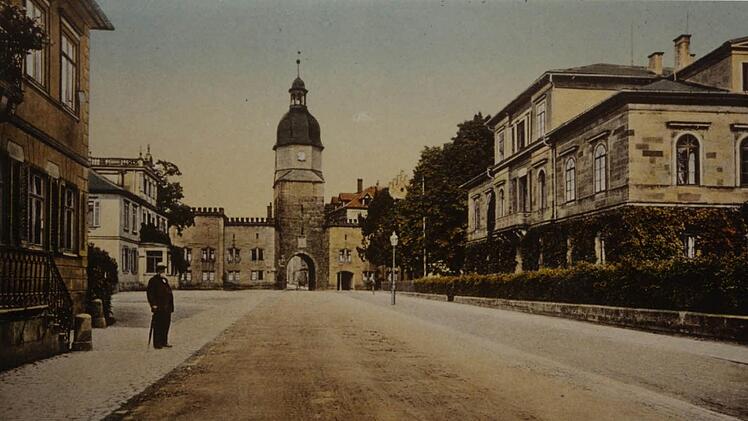 Auf diesem historischen Foto sind unter anderem die Giebelaufbauten zu erkennen, die jetzt auch wieder angebracht werden sollen. Foto: CT-Archiv