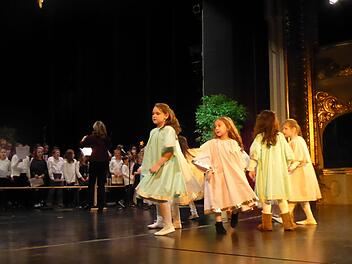 Was passiert, wenn der große Stern vom Himmel fällt? Das Kindersingspiel "Großer Stern, was nun?, zeigt es. Es war Teil des nachmittäglichen Konzerts im Kurtheater,unter dem  Motto "Adventliches und Besinnliches für Groß und Klein". Foto: Thomas Ahnert