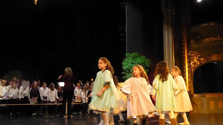 Was passiert, wenn der große Stern vom Himmel fällt? Das Kindersingspiel "Großer Stern, was nun?, zeigt es. Es war Teil des nachmittäglichen Konzerts im Kurtheater,unter dem  Motto "Adventliches und Besinnliches für Groß und Klein". Foto: Thomas Ahnert
