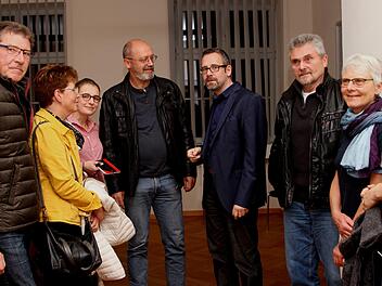 Dozent Jürgen Kricke (Dritter von rechts) im Gespräch mit Kursteilnehmern und VHS-Leiterin Marie Traussnek (Dritte von links)  Foto: Günther Geiling