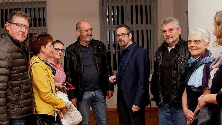 Dozent Jürgen Kricke (Dritter von rechts) im Gespräch mit Kursteilnehmern und VHS-Leiterin Marie Traussnek (Dritte von links)  Foto: Günther Geiling