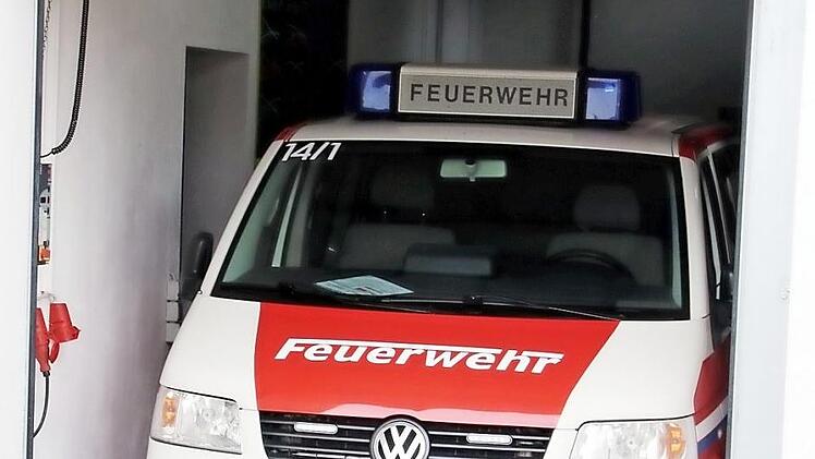 Ein- und Aussteigen fast unmöglich: Eine neue Garage muss her für das Einsatzfahrzeug der Feuerwehr Gereuth.  Foto: Helmut Will