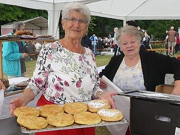 Kniek&uuml;chla aus Poxdorf gab es f&uuml;r die G&auml;ste.